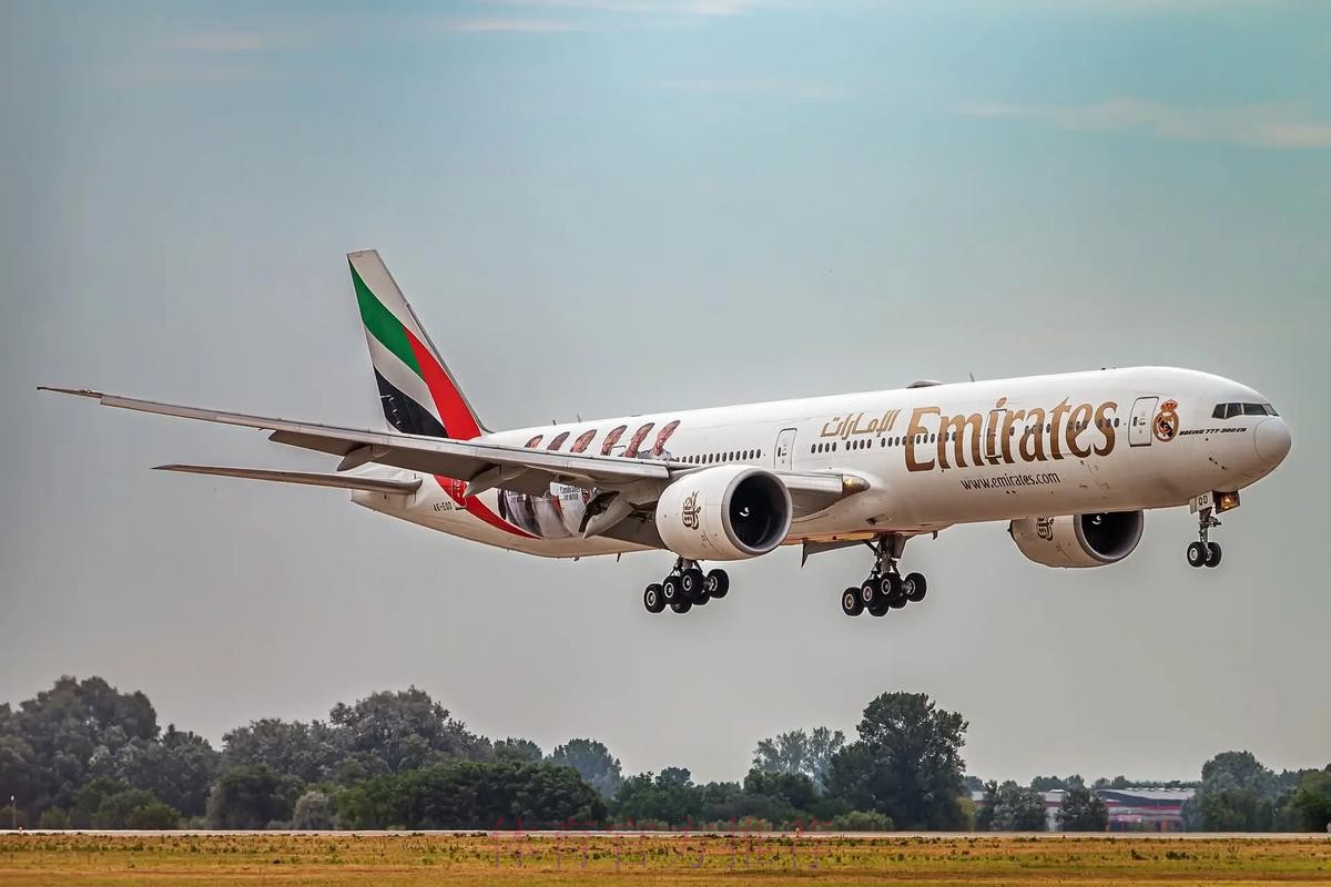 记者:皇马与阿联酋航空续约3年 每年入账7000万欧 记者:皇马与阿联酋航空续约3年 每年入账7000万欧